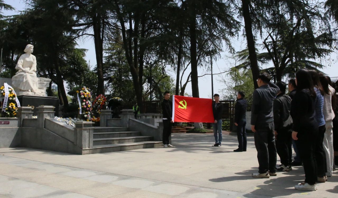 缅怀革命先烈 赓续红色精神丨人福304am永利集团集团党委组织开展清明祭扫主题活动